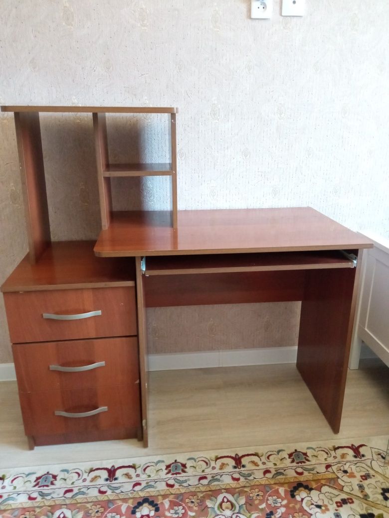 Стол для занятий.Находится дома рядом с микр.НҰРСӘТ .