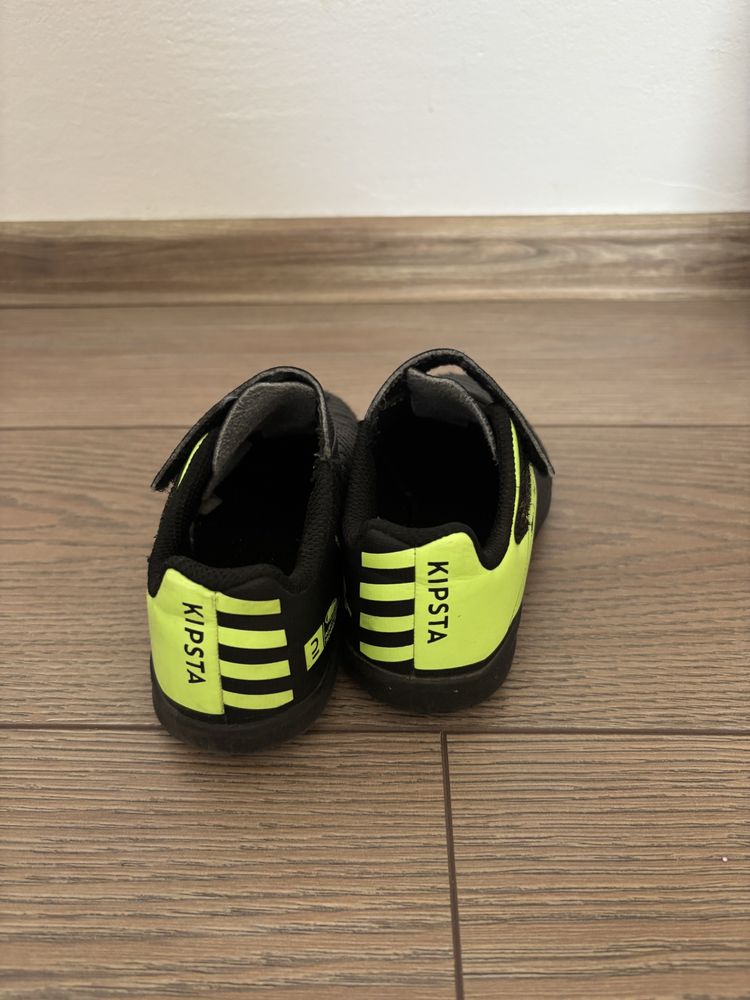 Adidasi fotbal, marimea 29