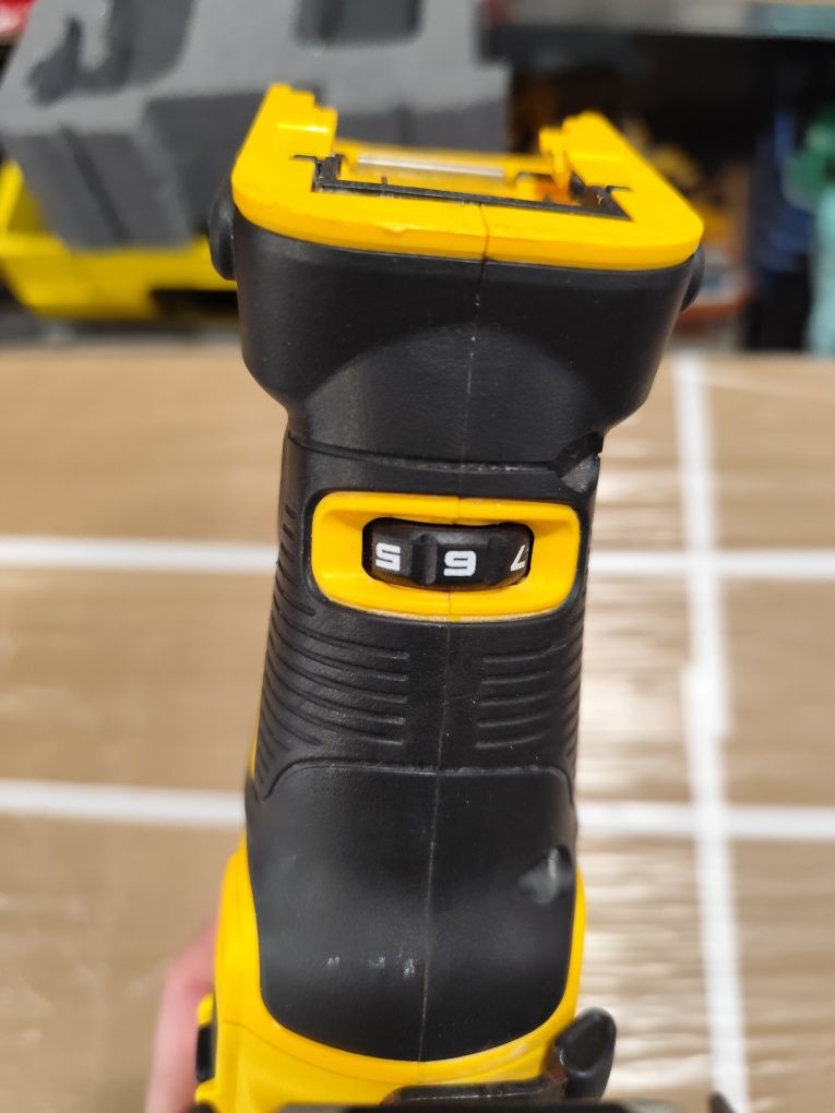 Като НОВО акумулаторен прободен трион зеге Девалт DeWALT DCS335