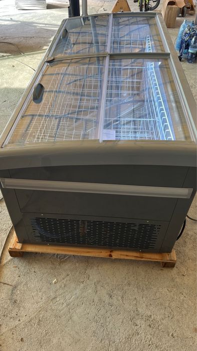 Vitrina/ lada frigorifica pentru produse congelate