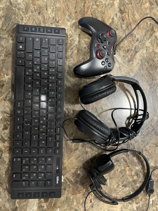 Vand pachet joystick(maneta) + tastatura wireless + 2 perechi casti