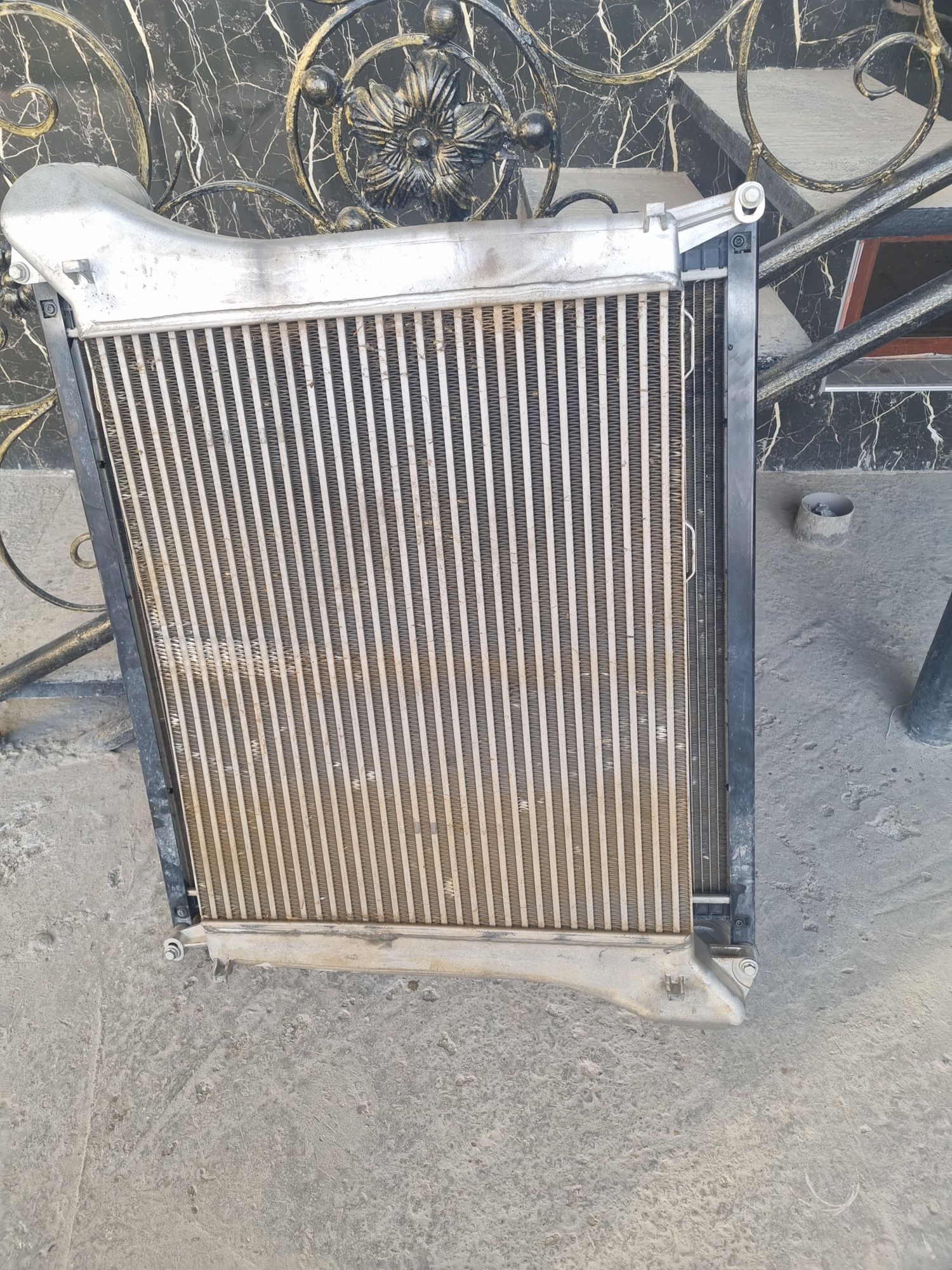 Howo dizel radiator va interkuler sotiladi