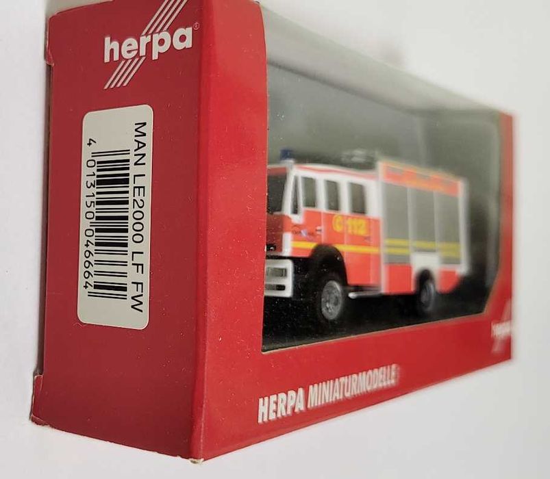 Macheta 1:87 camion pompieri Man LE2000 LF HERPA 046664, diorama H0
