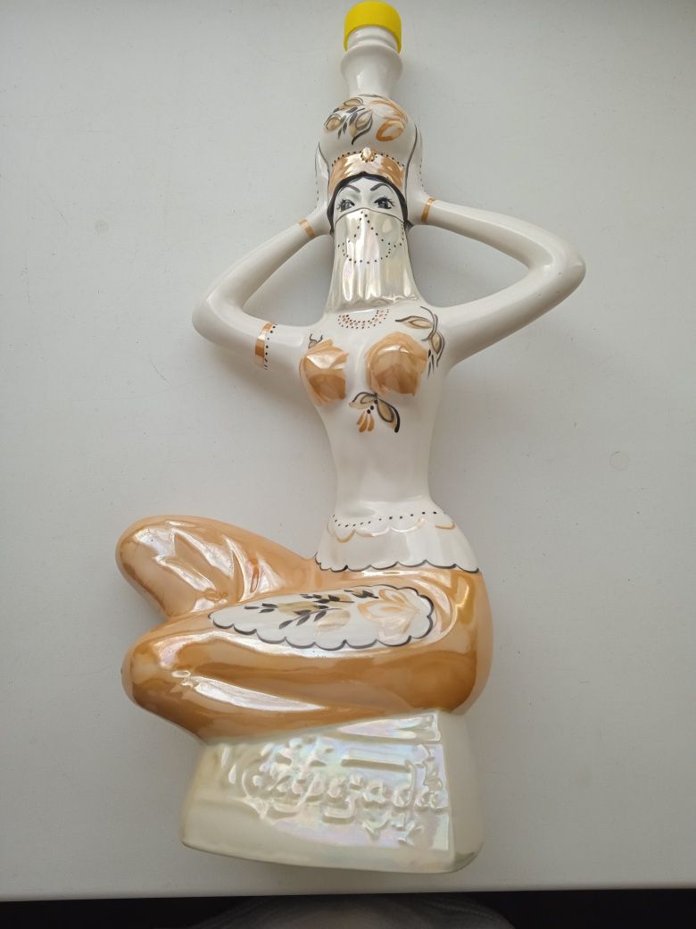 Керамическая посуда ( бутылка).