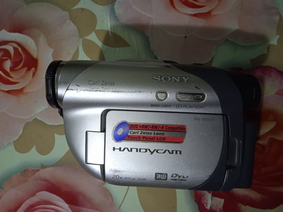 Видеокамера SONY в рабочем состоянии. Диски прилагаются