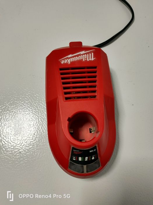 Încărcător Milwaukee M4