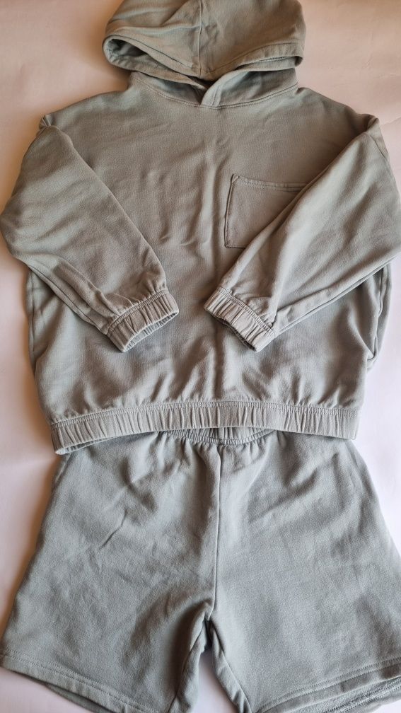 Комплект къси панталони и суитшърт H&M, размер 128 см.