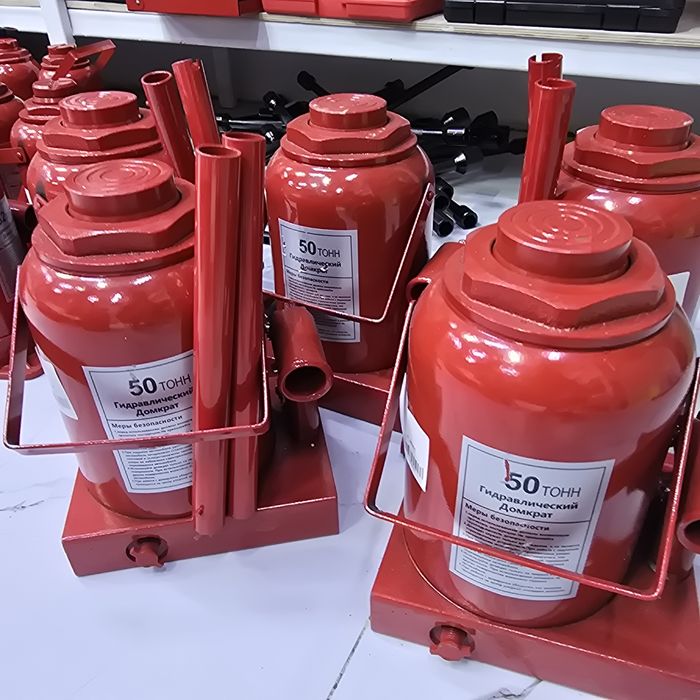 Домкрат 50тонн. Домкраты разной мощности. Этот 26000 тенге.