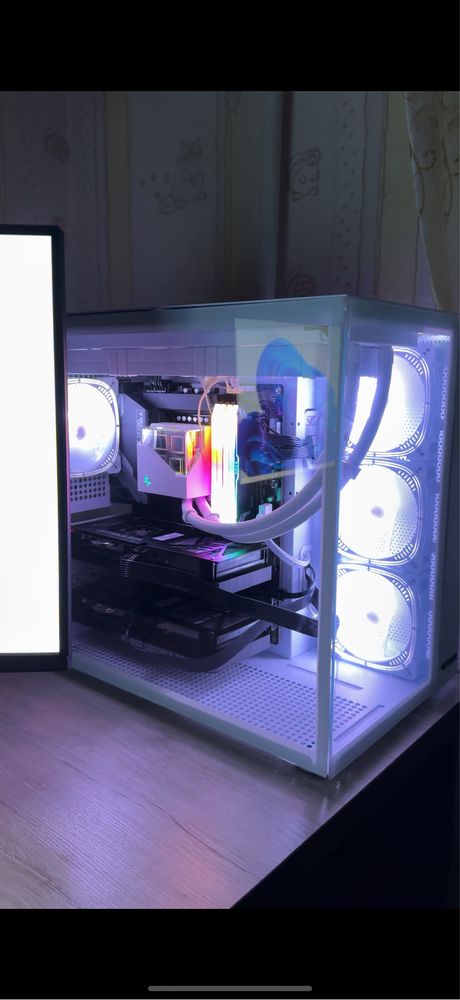 Kompyuter case trading va o’yin uchun yeg’ilingan 8 ta monitor ko’tara
