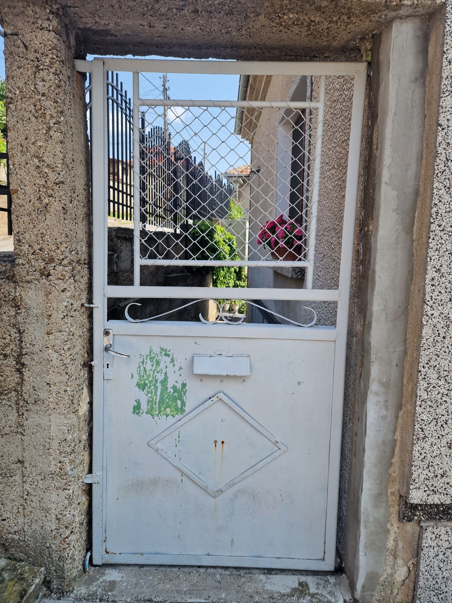 Метална дворна врата.
