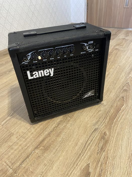 Продам электро гитару и усилитель.