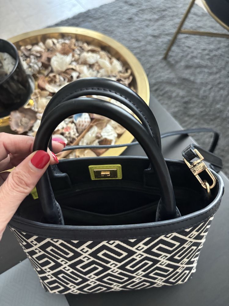 Красива дамска чанта Elisabetta Franchi,добро състояние