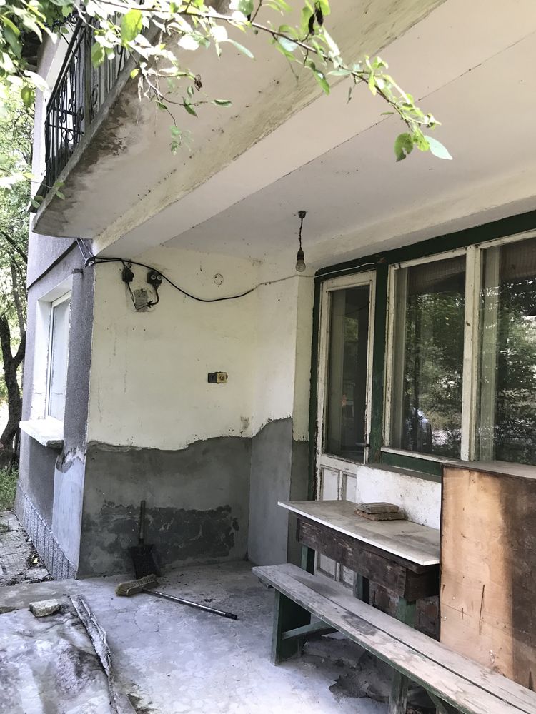 Къща с двор в с. Томпсън