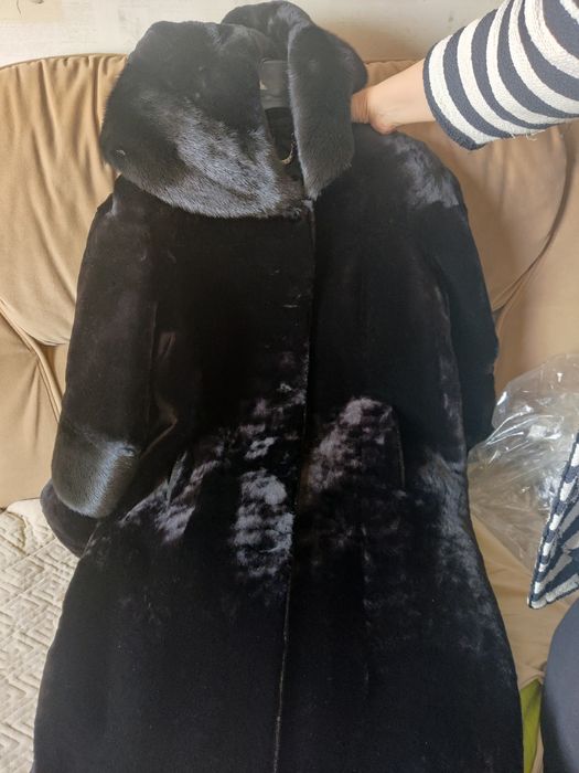 Черный полу шубок с капюшоном почти новое
