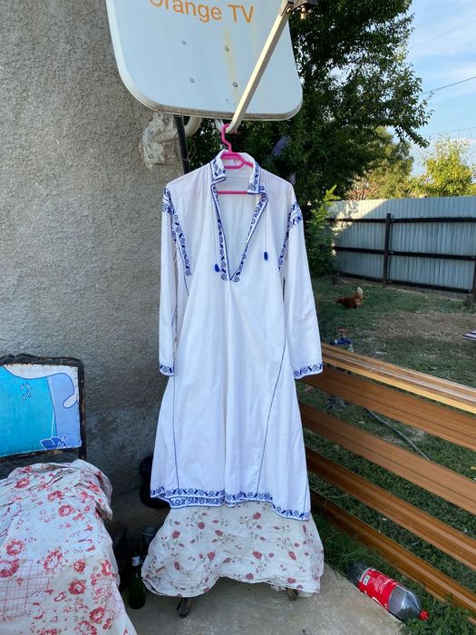 Cămașa cusuta la mana bărbătească  și fustiță