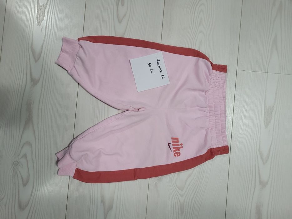 Vand haine mărimea 86,preț pe bucata
Nu asigur transport