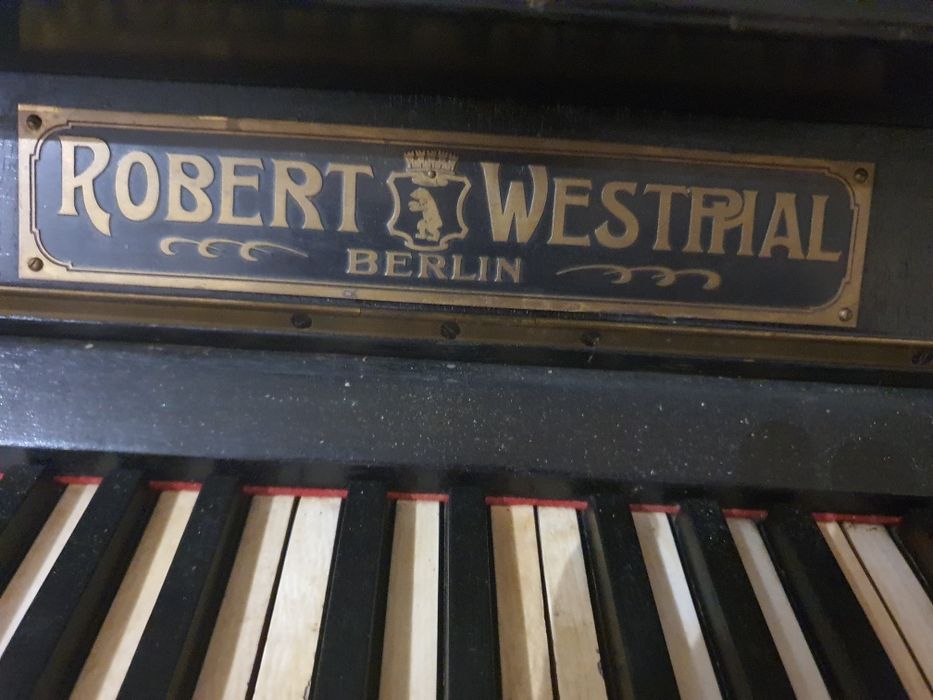 Pianina de colectie Robert Westphal