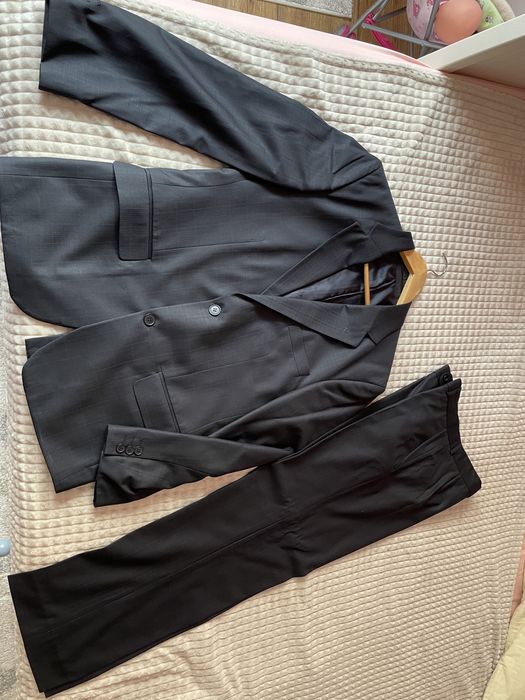 Costum Hugo Boss nepurtat 48