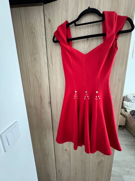 Alessa стилна червена рокля