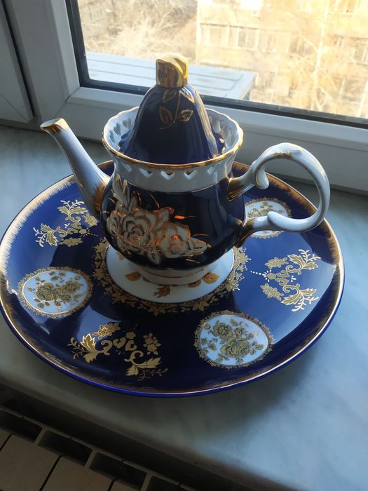 Большое блюдо и чайник