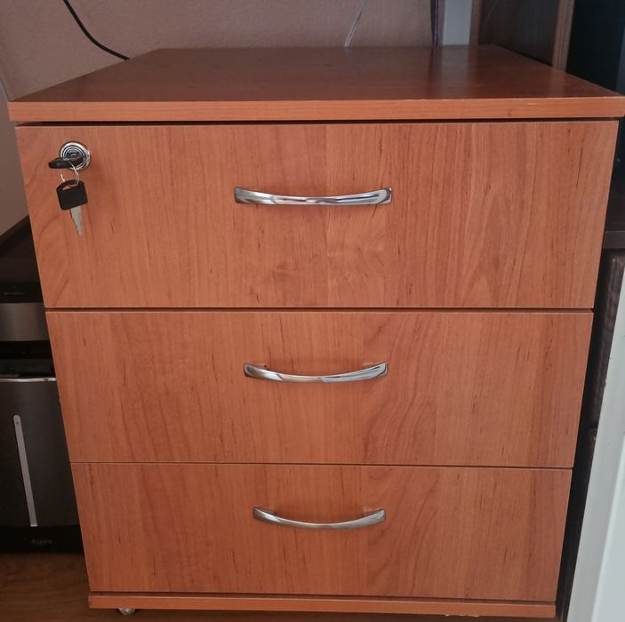 Продам тумбочку с выдвижныии ящиками