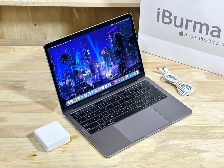 MacBook Pro cu TouchBar impecabil