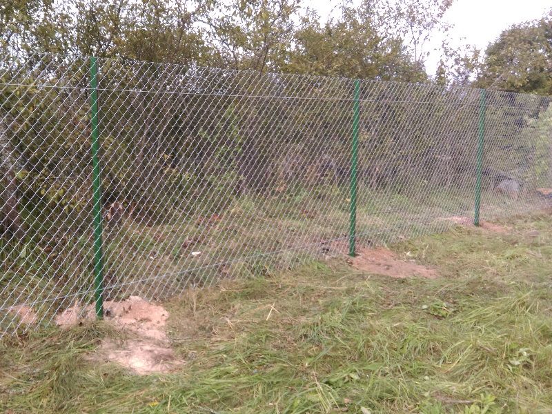 Изграждане на огради с метални тръби и поцинкована оградна мрежа
