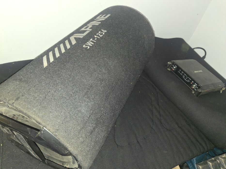 Vând subwoofer  alpine cu statie