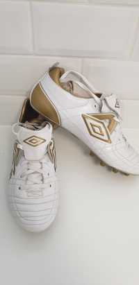 Vand 5 perechi de crampoane umbro