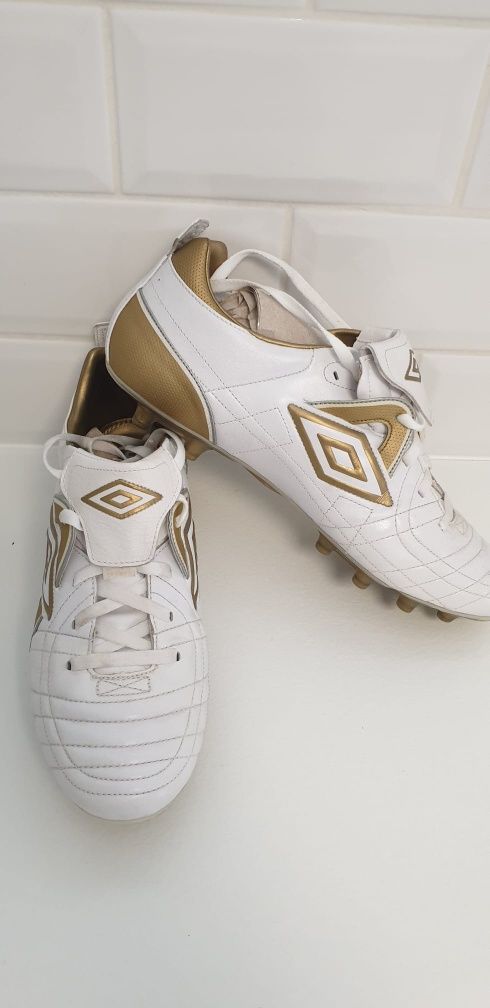 Vand 5 perechi de crampoane umbro