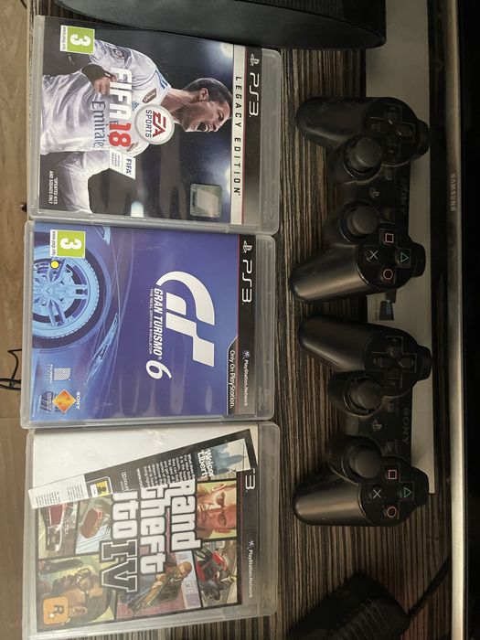 Продавам Playstation 3 с 3 игри и 2 джойстика СПЕШНО