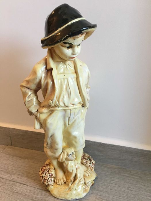 Statueta baiat cu catel
