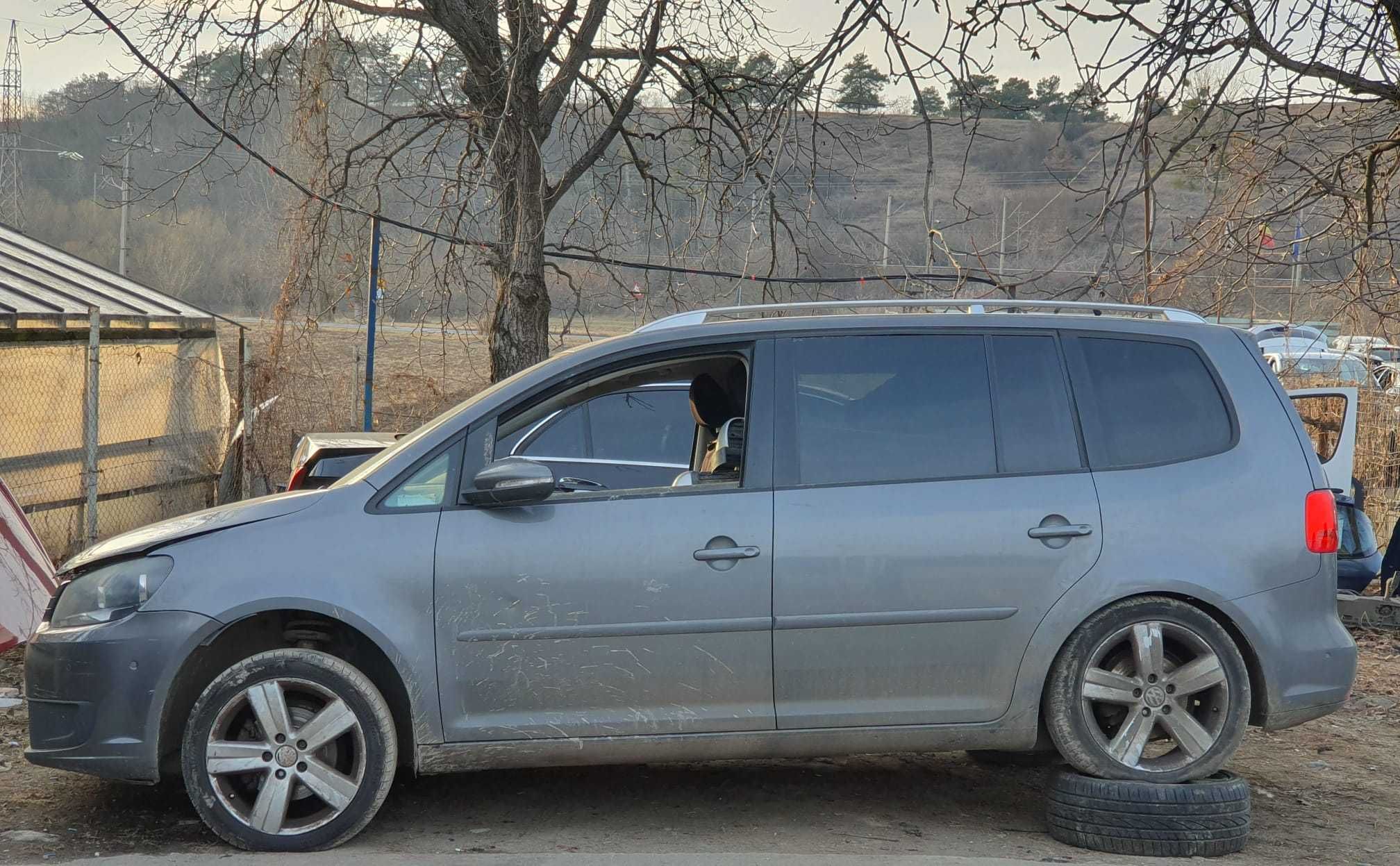 Dezmembrez Volkswagen Touran SE 1.6 TDI CAY 2011