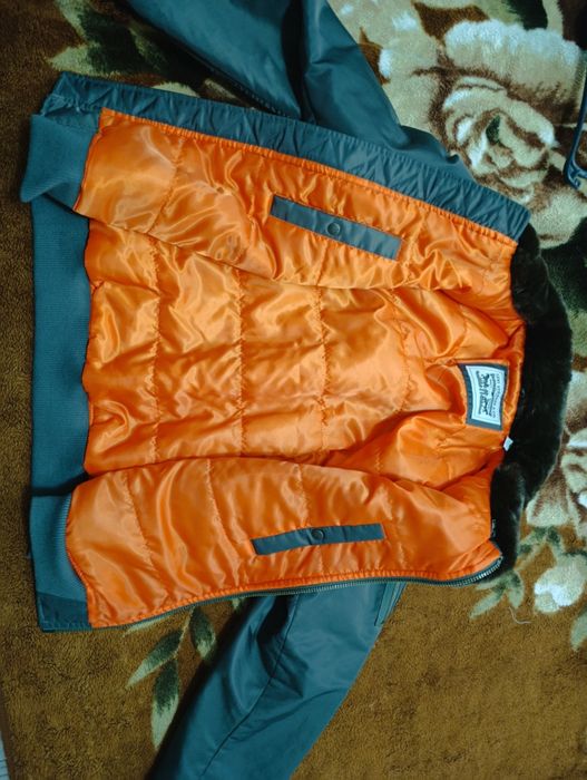 Куртка. Яхши холда. Янги. Кейилмаган