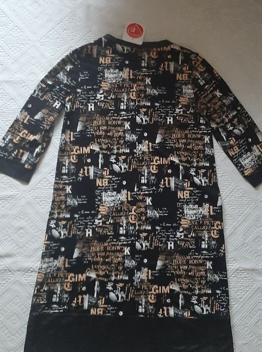 Rochie noua cu eticheta marimea 42
Dim.lg.103 cm,lat.bust 50 cm x 2,t