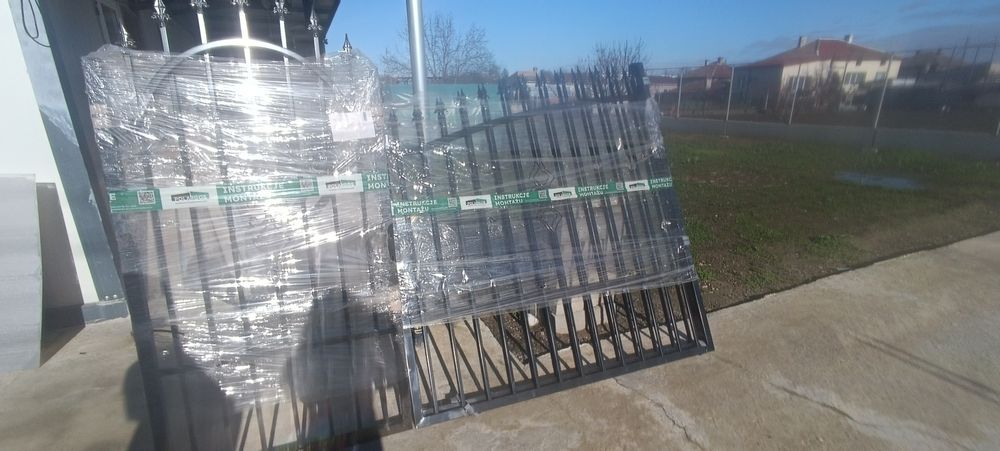 Входна врата за двор от Три части,заедно с колове и брава