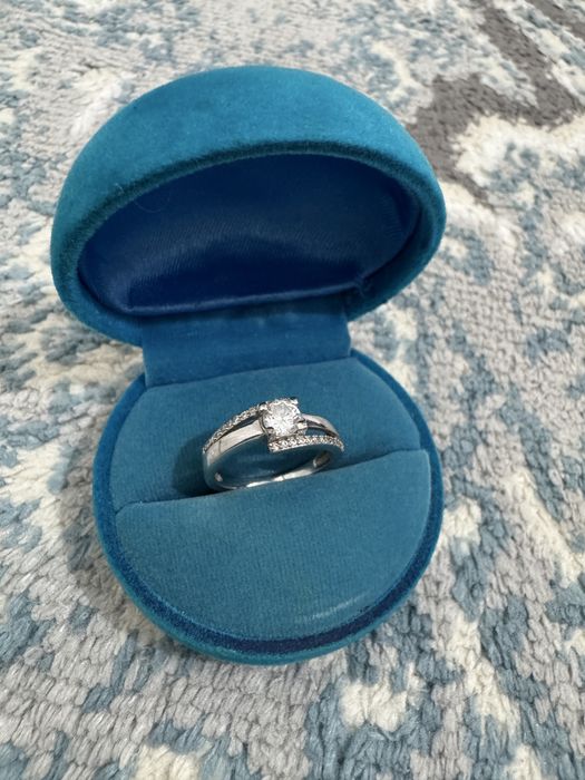 Продам серебрянный кольцо новая