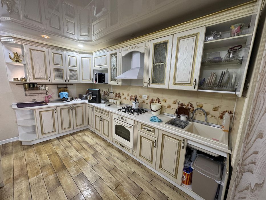 Кухонная мебель и мойка на продажу