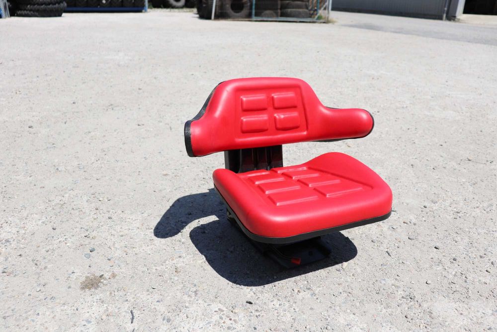 Scaun tractor rosu reglaj triplu cu amortizor UTB U445 Depozit AgroMir