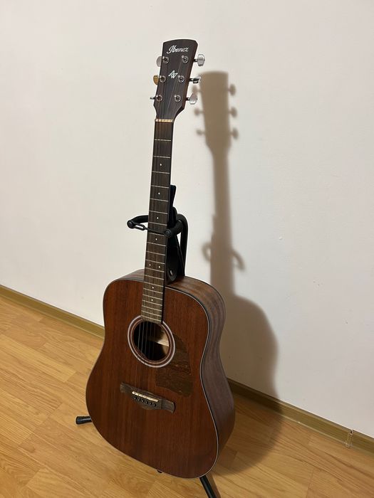 Chitară acustică Ibanez, cu stativ și curea