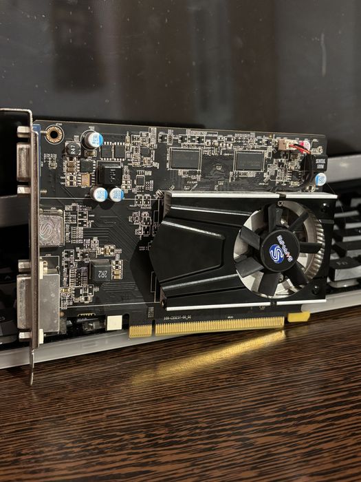R7 240 2GB with boost placa video