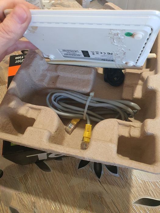 Vând ruter Tenda F300