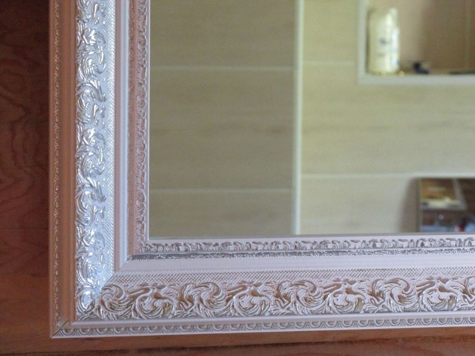 Зеркало в рамке багет оформление