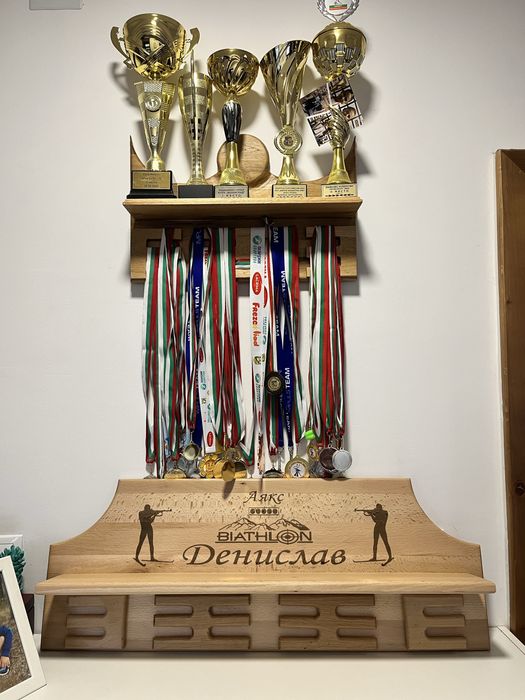 Поставки за купи и медали от масив