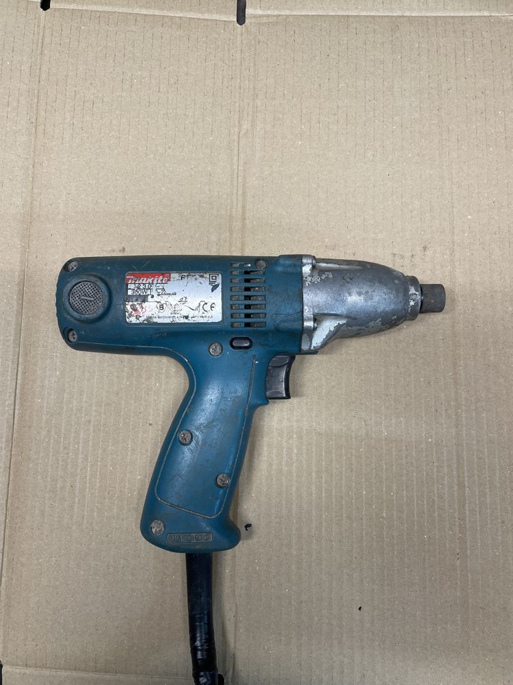 Masina de insurubat cu impact MAKITA 6951