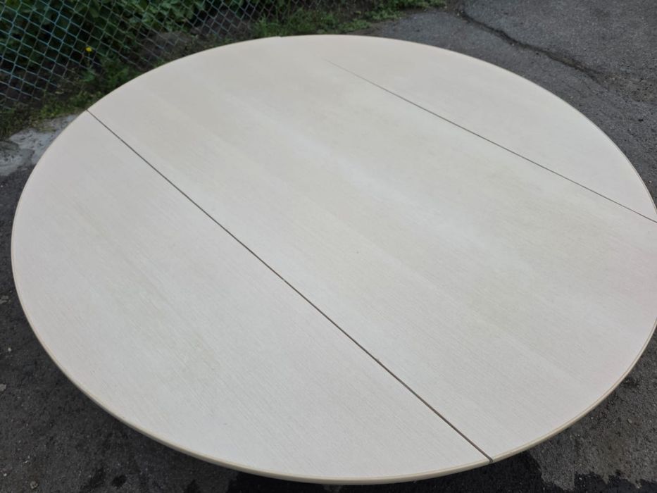 Продам круглый стол.
