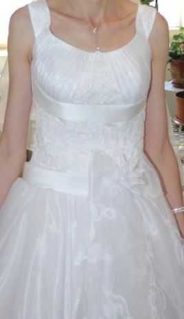 Rochie de mireasă, albă, stil prințesă,cu crinolină și boleró dantelat
