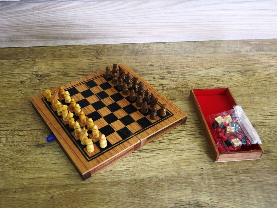 Дървен шах и табла