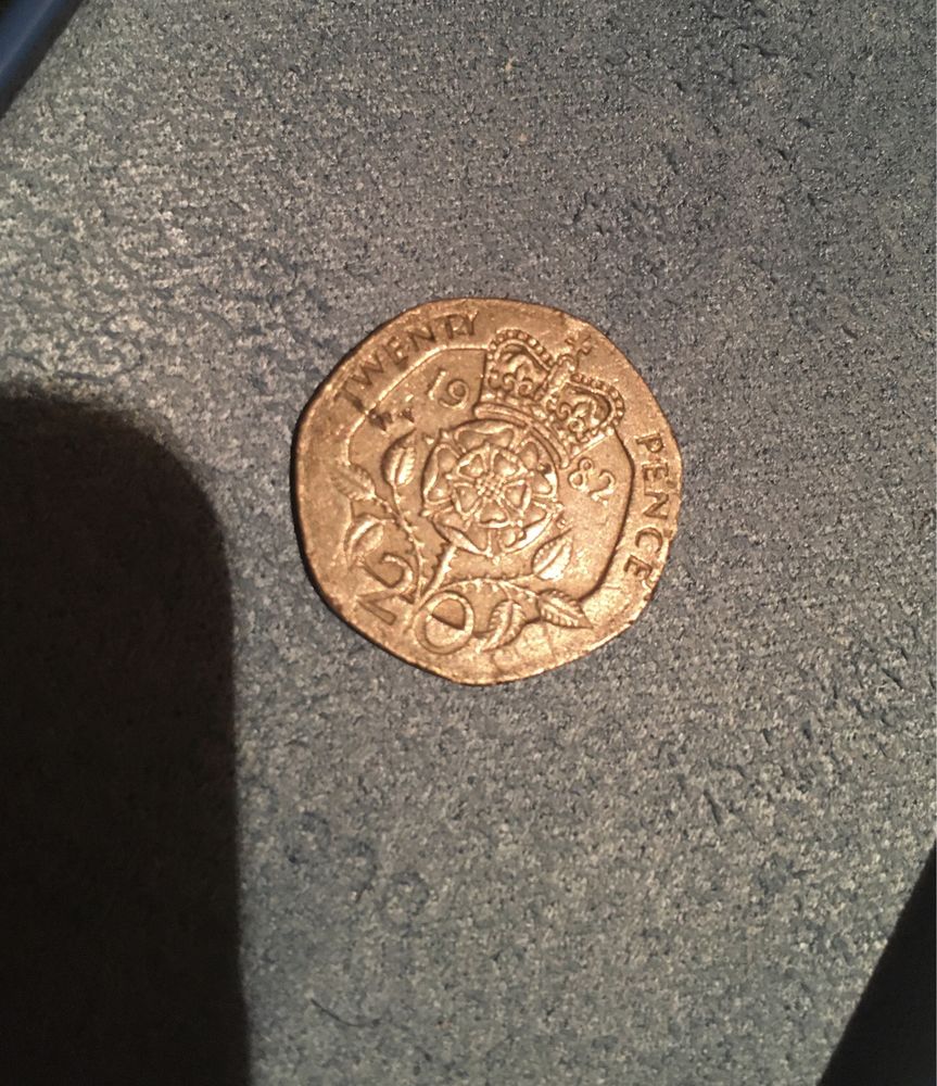 Vând moneda de colecție Twenty Pence din 1982 ELIZABETH II.