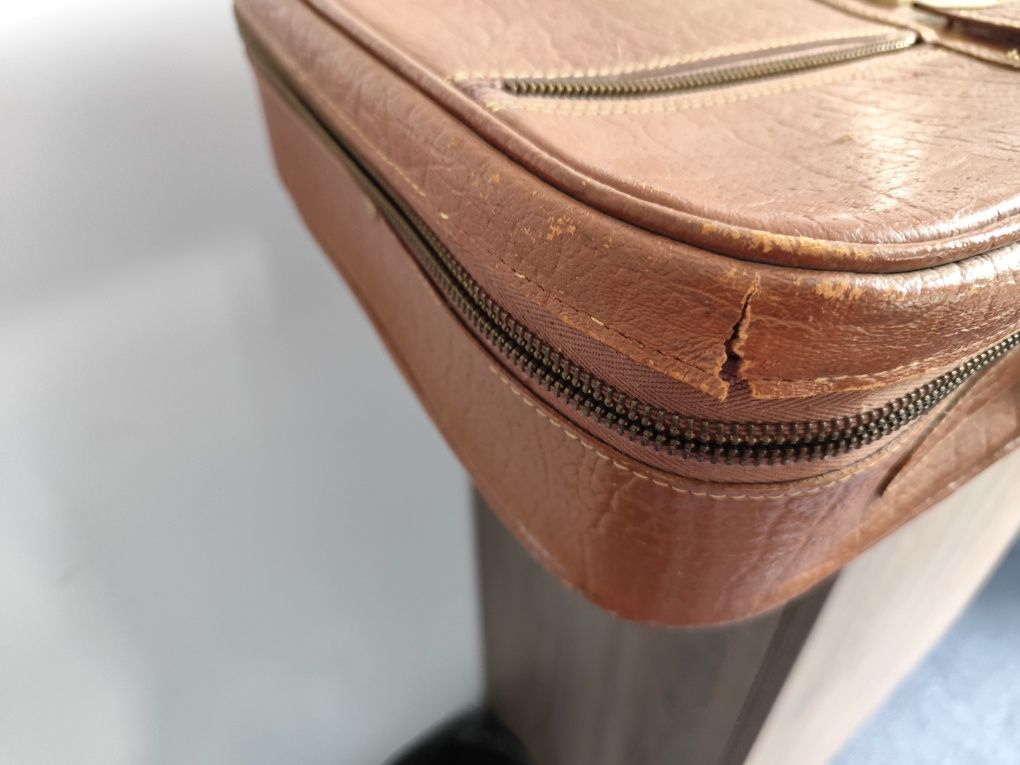 Troler plastic culoare albastru si geamantan voiaj retro - piele maron